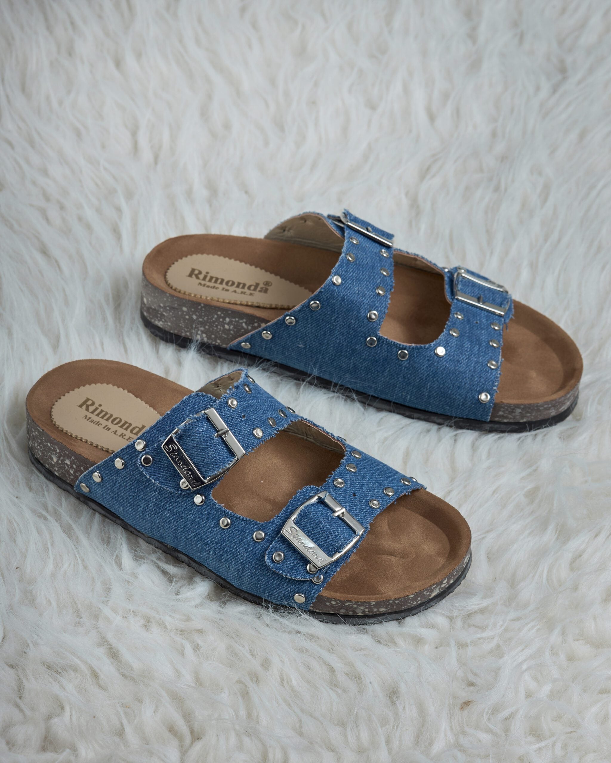 شبشب حريمي مصنوع من جلد مستورد مع جينز بخامة عالية جدا وراحة فوق الوصف